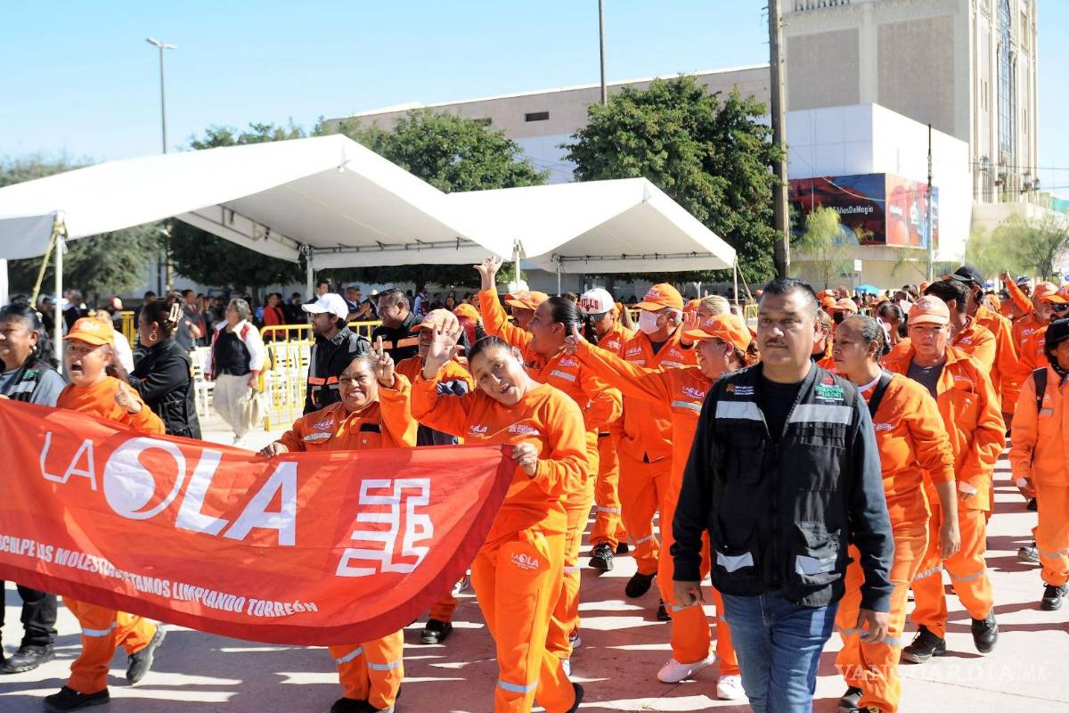 $!Personal de La Ola recogió residuos al paso del contingente final.