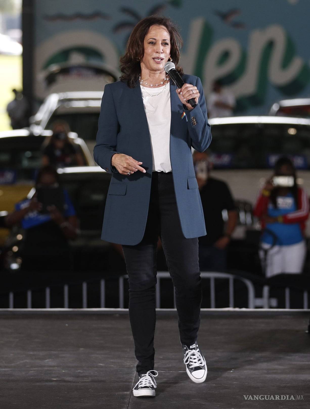 $!El mensaje oculto de Kamala Harris en su vestimenta, experta en moda descifra a la futura vicepresidenta de EU