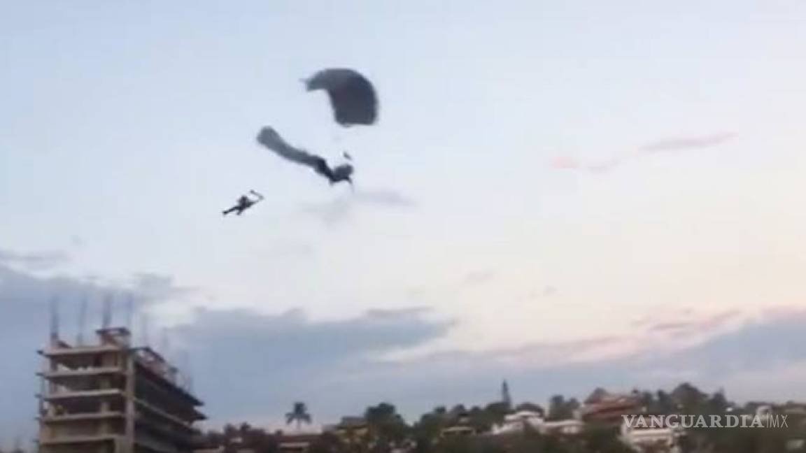 Choque entre paracaidistas deja como saldo una turista muerta en Puerto Escondido, Oaxaca