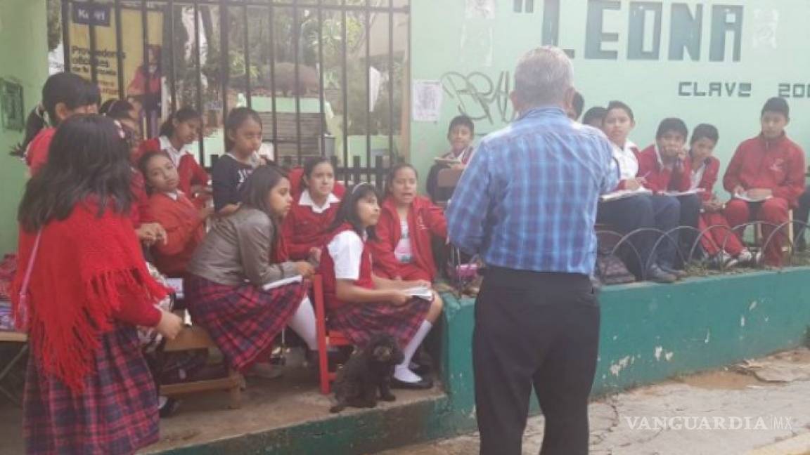 Maestro se opone al paro de la CNTE y da clases afuera de una primaria en Oaxaca
