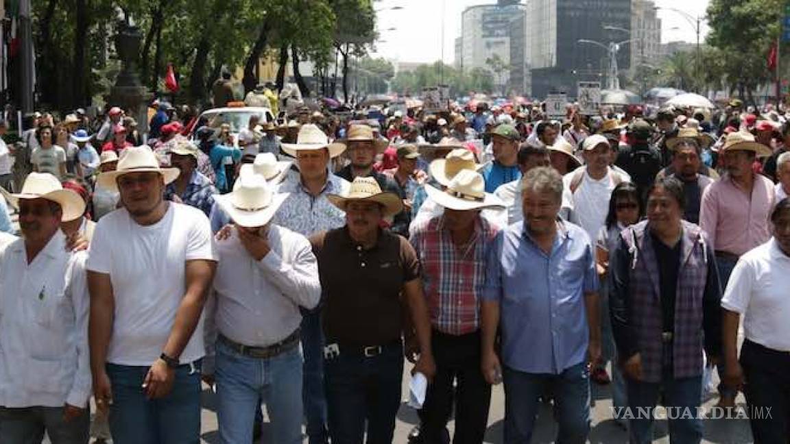 Maestros de la CNTE marchan sobre Reforma rumbo a Los Pinos