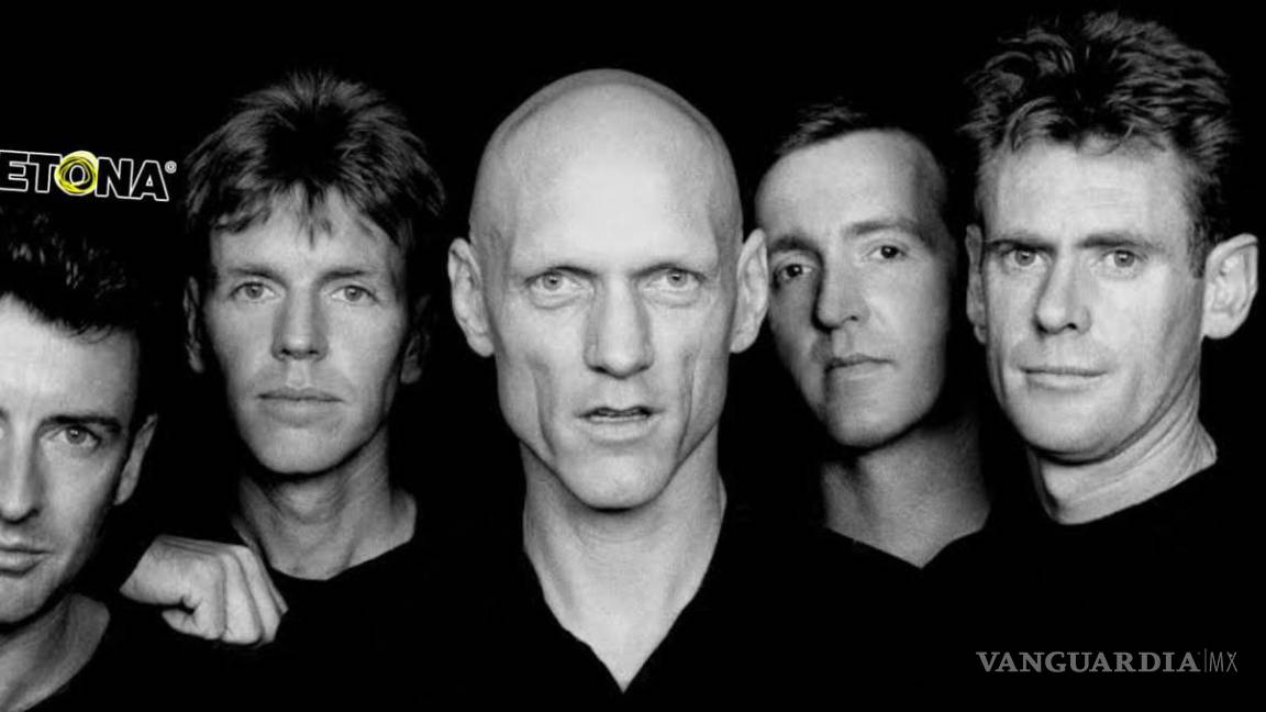 $!Al centro, Peter Garret, el músico de la banda de rock australiano, Midnight Oil.