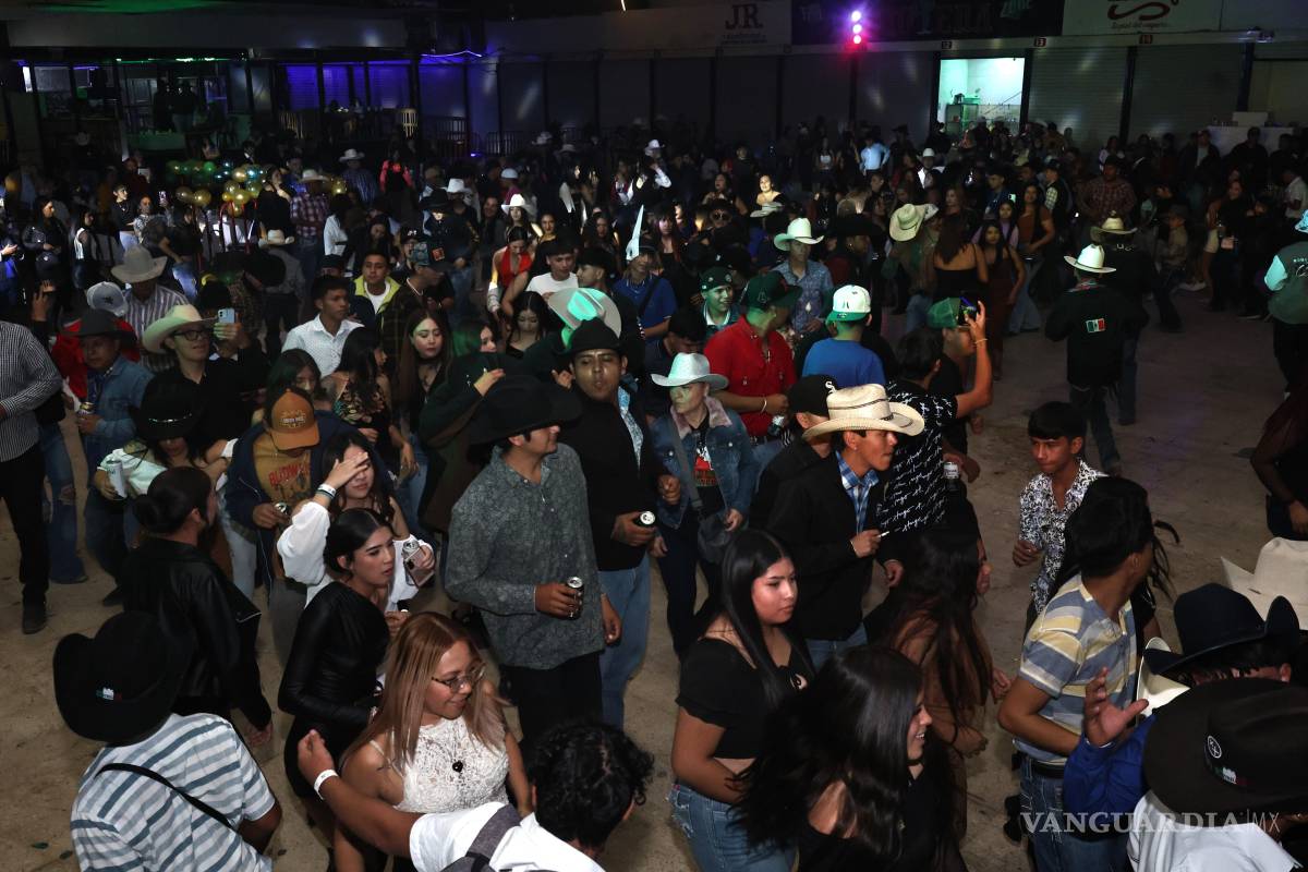 $!El bar La Mitotera lució lleno la noche del viernes 7 de noviembre, tras el cambio de sede anunciado por los hermanos en TikTok.