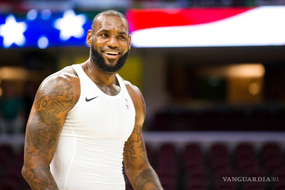 LeBron sufre recaída en lesión de tobillo, se perdería debut