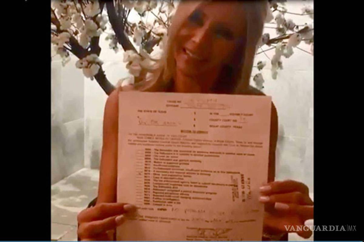 Daniela Castro muestra resolución de inocencia