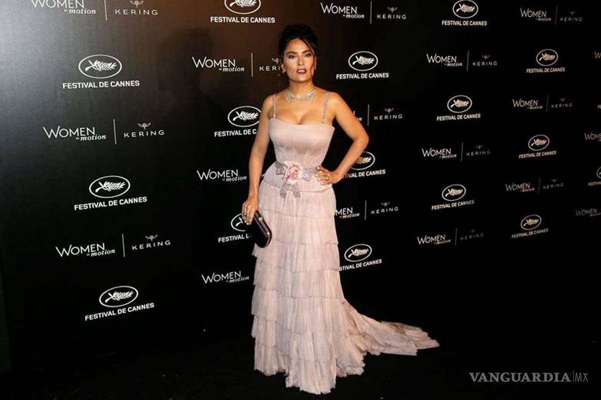 Destaca prensa "glamour" y "escotes" de Salma Hayek en Cannes
