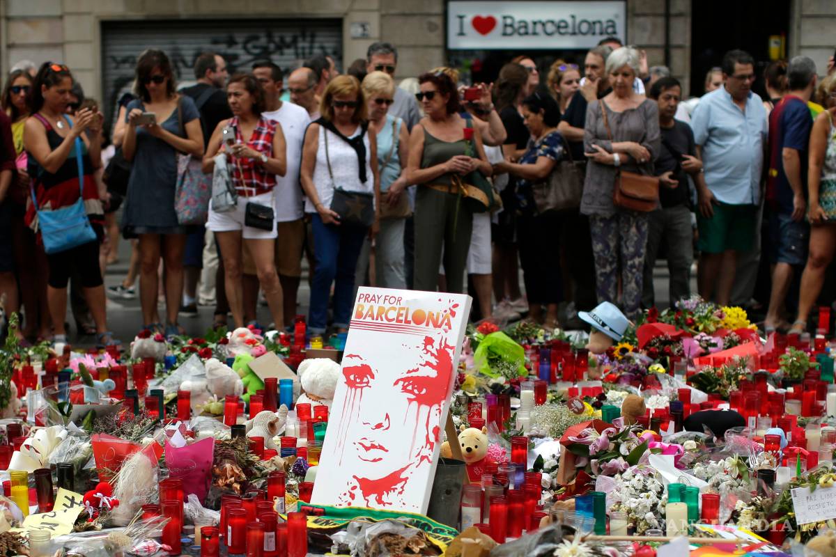 Policía española busca a sospechosos del ataque en Barcelona