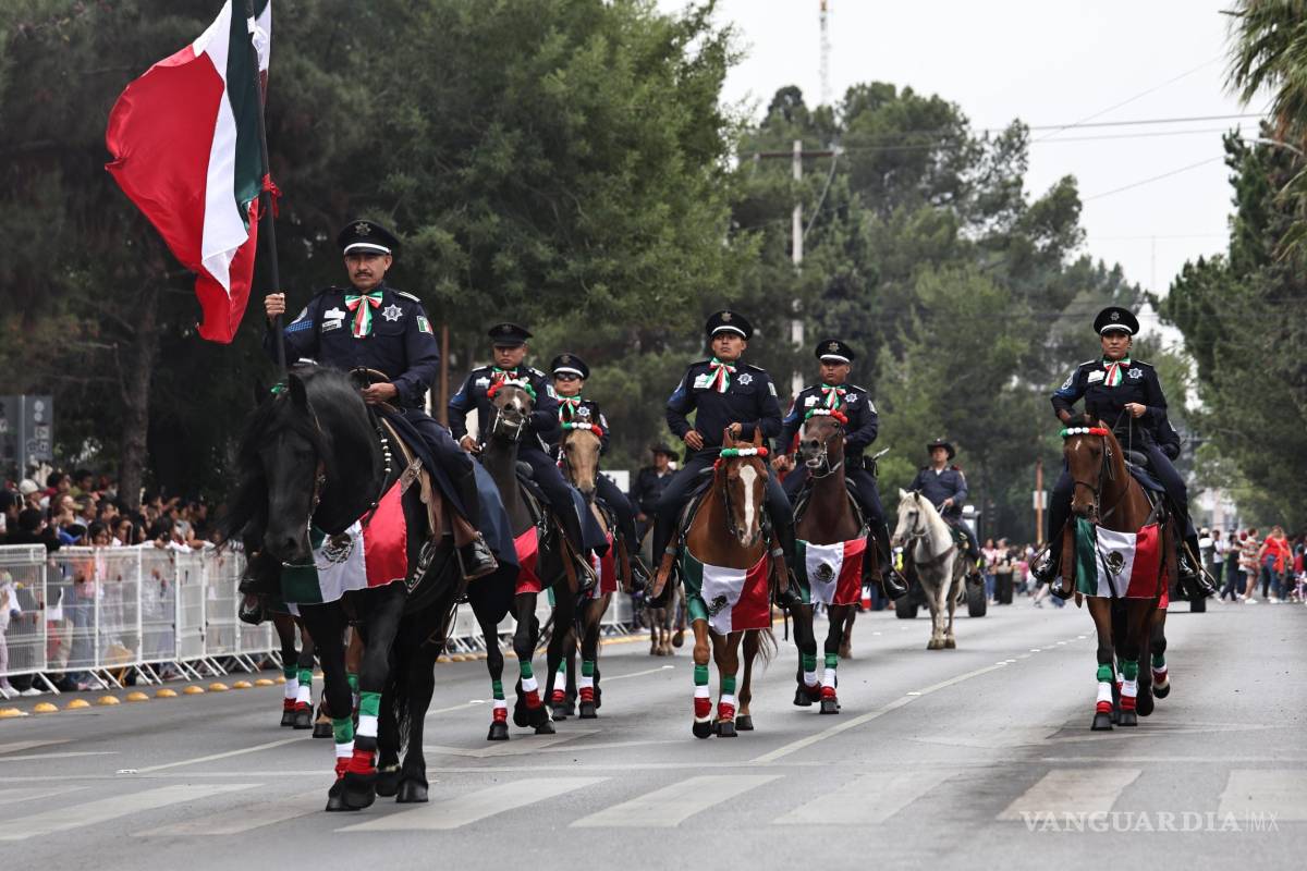 $!El alcalde Javier Díaz González destacó la capacidad operativa de los agrupamientos especializados de la Comisaría de Seguridad y Protección Ciudadana durante el desfile en Saltillo.