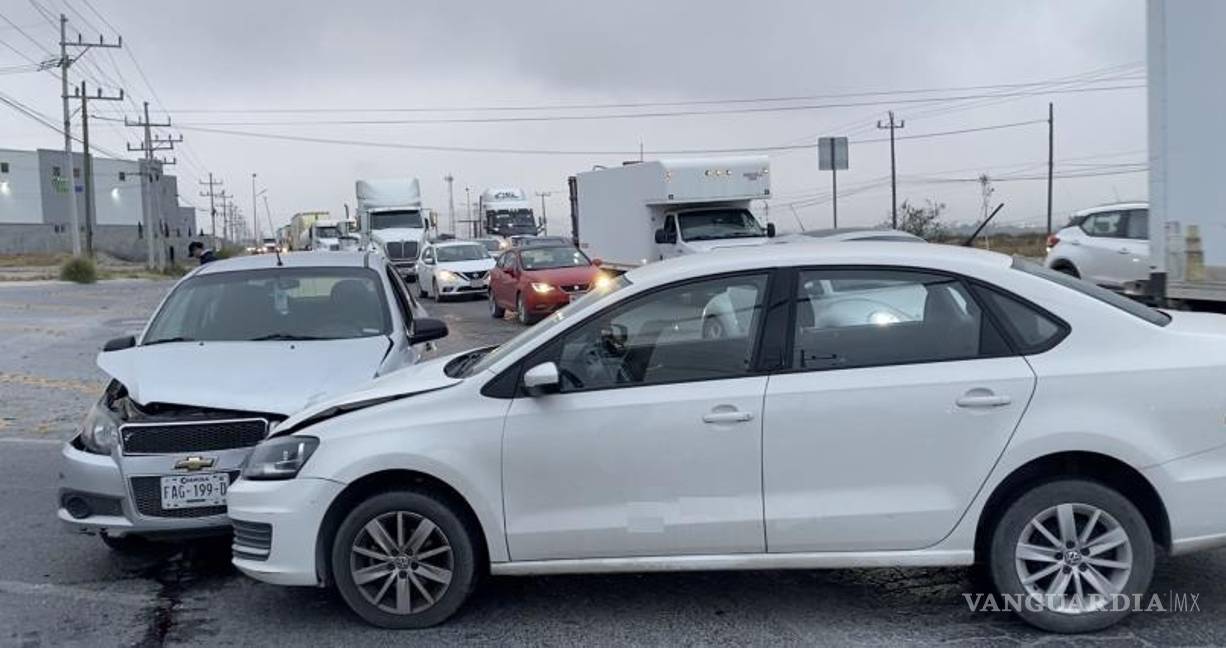 $!El choque generó una fila de vehículos en dirección al parque industrial Server.