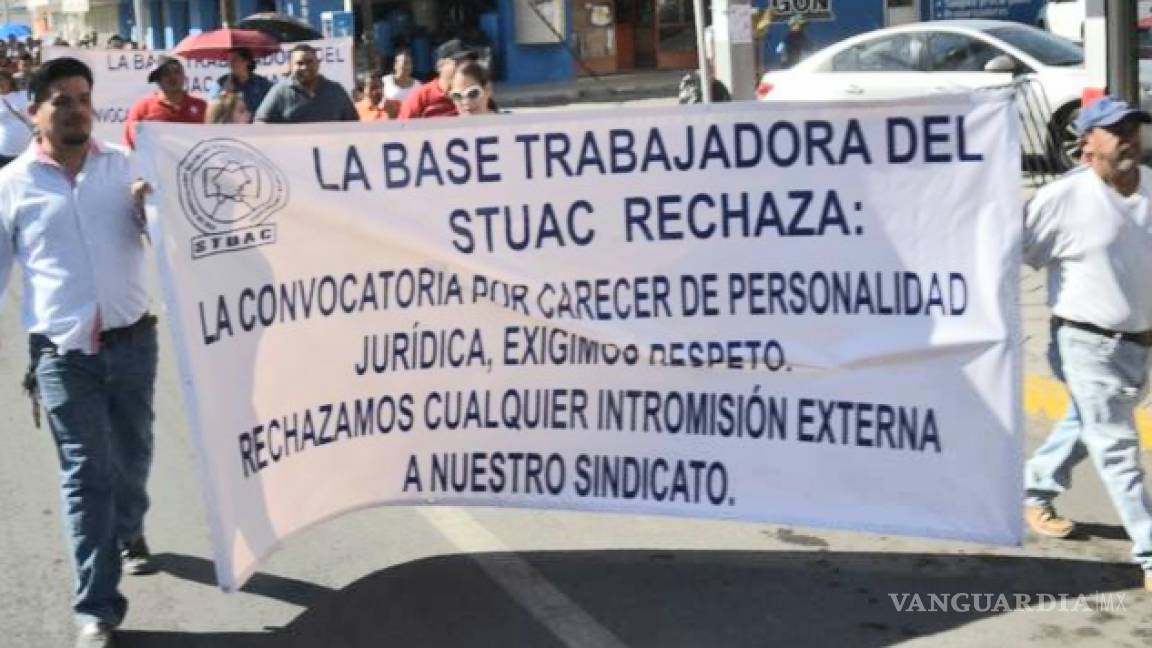 Trabajadores de la UAdeC exigen con bloqueo la instalación de una comisión electoral