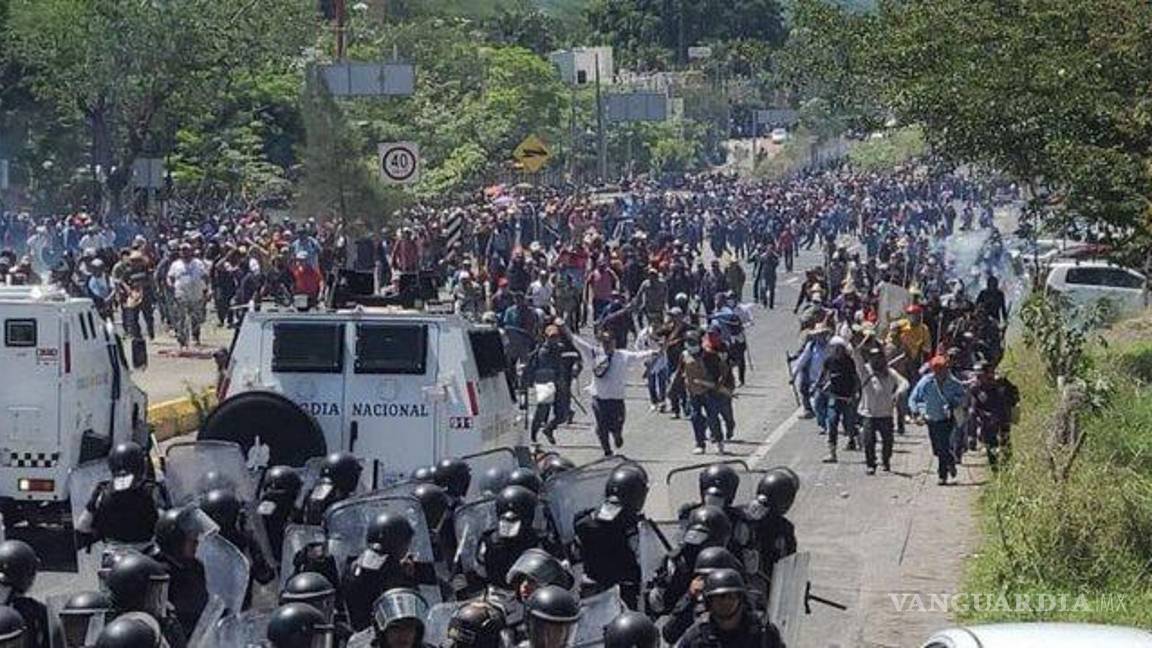$!Guardia Nacional es superada por manifestantes en Chilpancingo; irrumpen en Palacio de Gobierno
