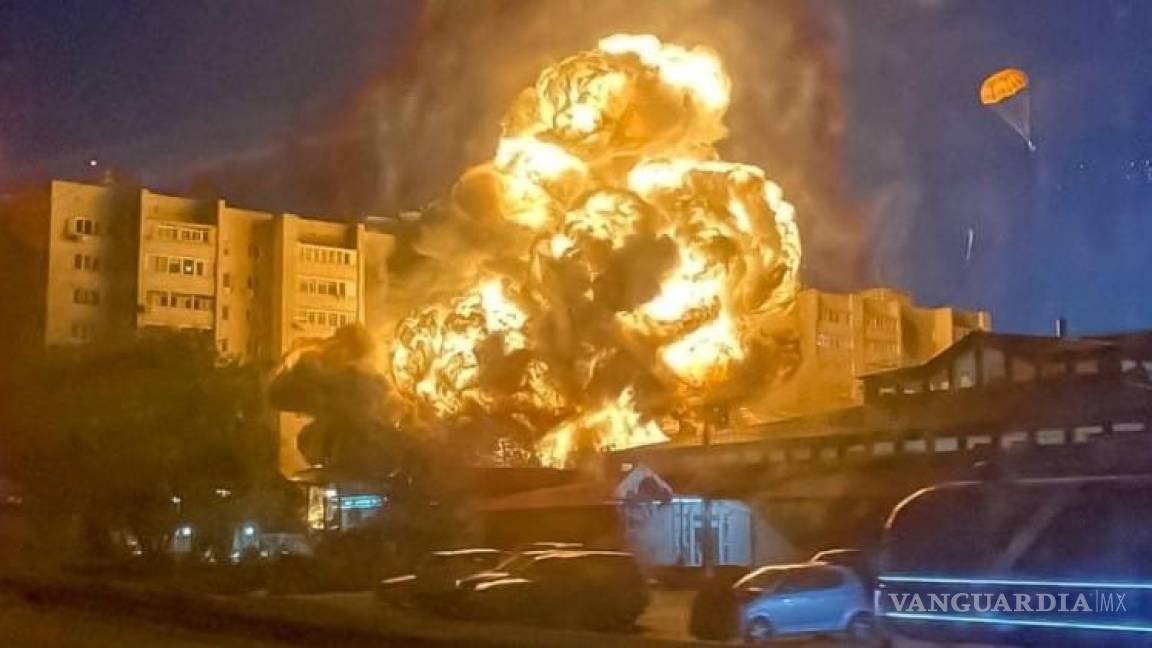 Avión militar ruso explota al estrellarse contra edificio residencial en Rusia (VIDEO)
