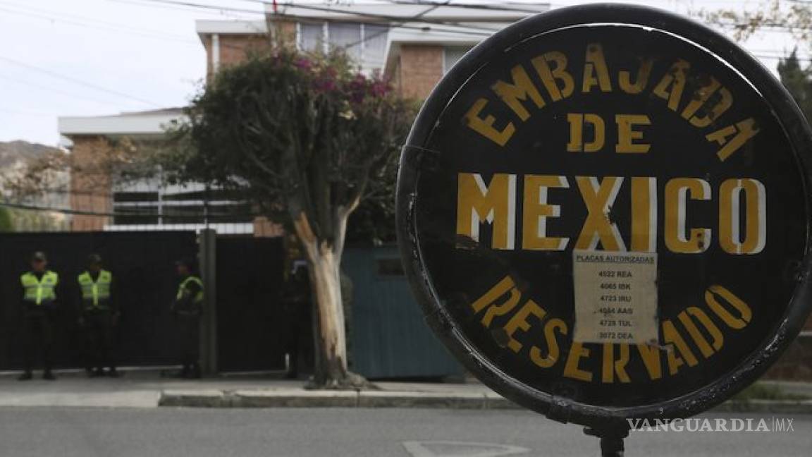 Bolivia expulsa a funcionarios españoles tras incidente en embajada de México