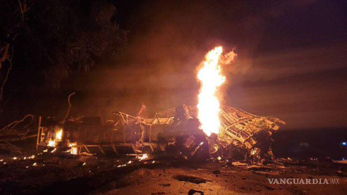 $!20 murieron calcinados tras choque de autobús con remolque, en Tamaulipas; la mayoría serían jornaleros
