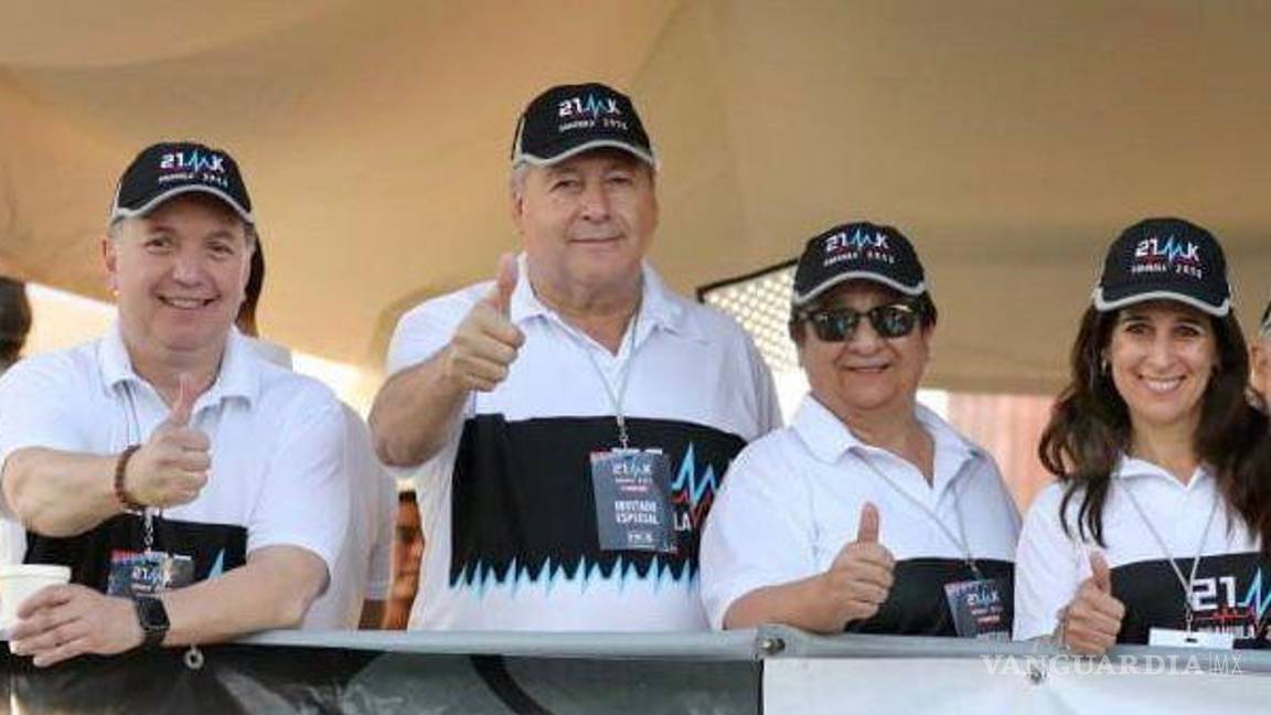 $!El alcalde José María Fraustro Siller felicitó a organizadores y participantes de la carrera 21K.