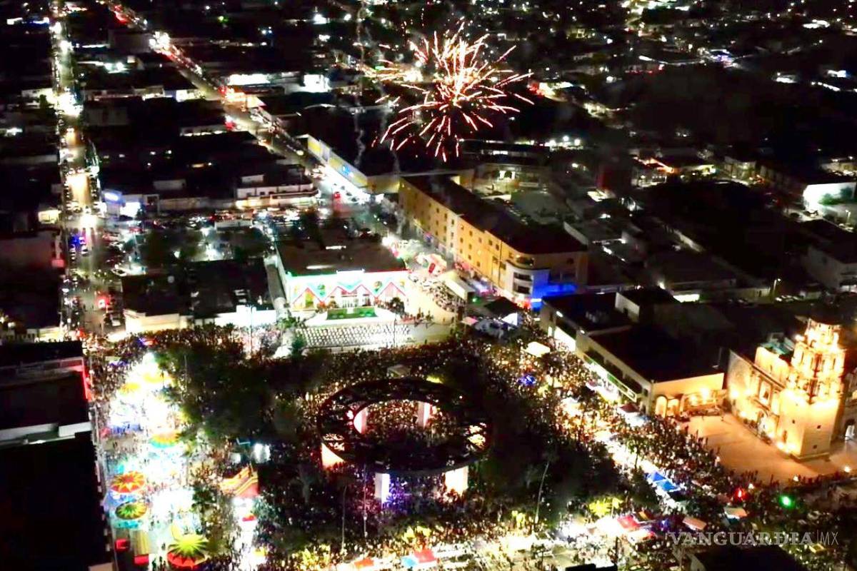 $!Familias completas llenaron la Plaza Principal de Monclova para ser parte de la tradicional ceremonia del Grito de Independencia.