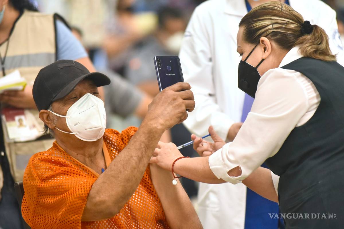 La sonrisa o bendición de cada adulto mayor es la dosis de energía de estas enfermeras en Saltillo