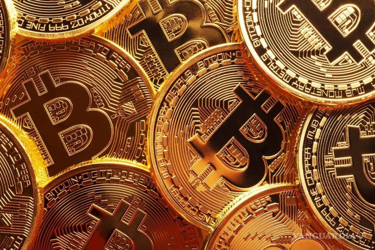 Advierten sobre riesgos para inversionistas tras desplome del Bitcoin