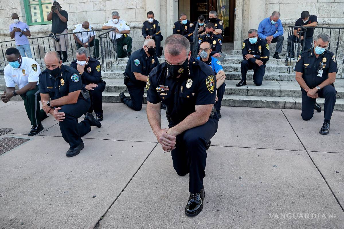 Arrodillados, policías en EU piden perdón por muerte de George Floyd