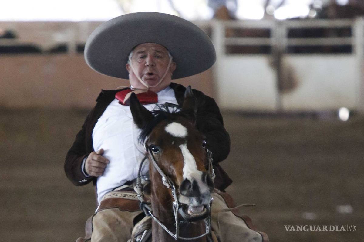 Charros con cierre dorado
