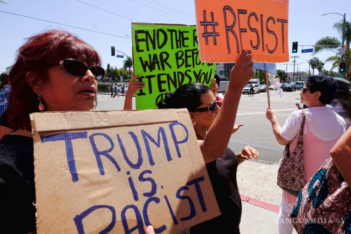 El 56 % de los estadounidenses rechaza respuesta de Trump a Charlottesville