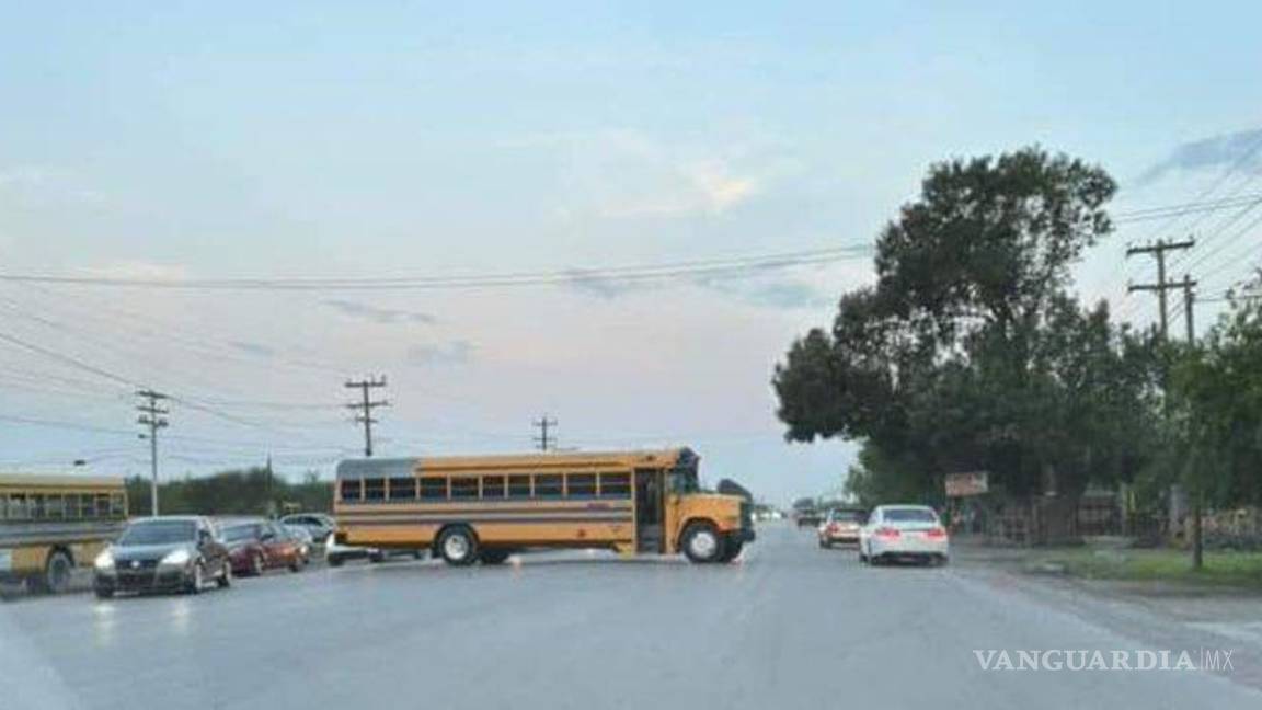 $!Los alumnos de una escuela fueron bajados de la unidad de transporte para utilizarla luego para estos bloqueos