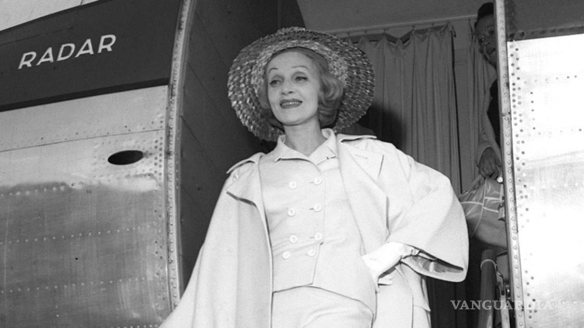 $!Madrid, junio de 1960. La actriz alemana Marlene Dietrich baja del avión a su llegada a Madrid.