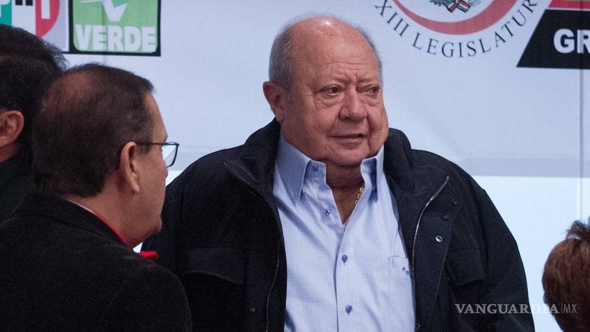 $!Increíble pero cierto: Carlos Romero Deschamps deja los lujos... ¡y viaja en avión comercial!