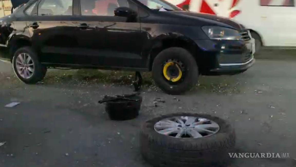 $!Conductores afectados detuvieron su marcha para revisar los daños en sus unidades.