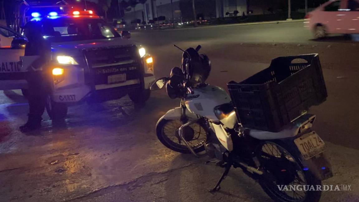 Se impacta con motocicleta al norte de Saltillo; presuntamente no lo vio y lo dejó lesionado