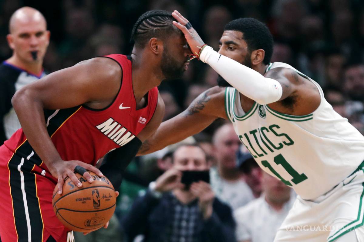 $!Kyrie Irving le arruina la última visita de Dwayne Wade al TD Garden