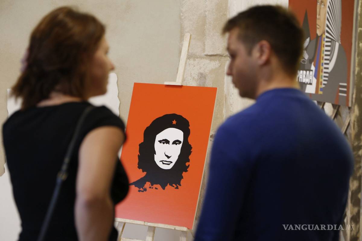 Sobre patines y de superhéroe, Putin celebra su cumpleaños