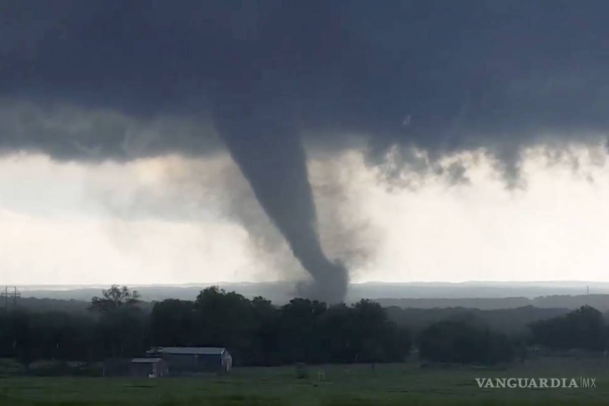 Potente tornado arrasa Oklahoma, deja dos muertos y severos daños