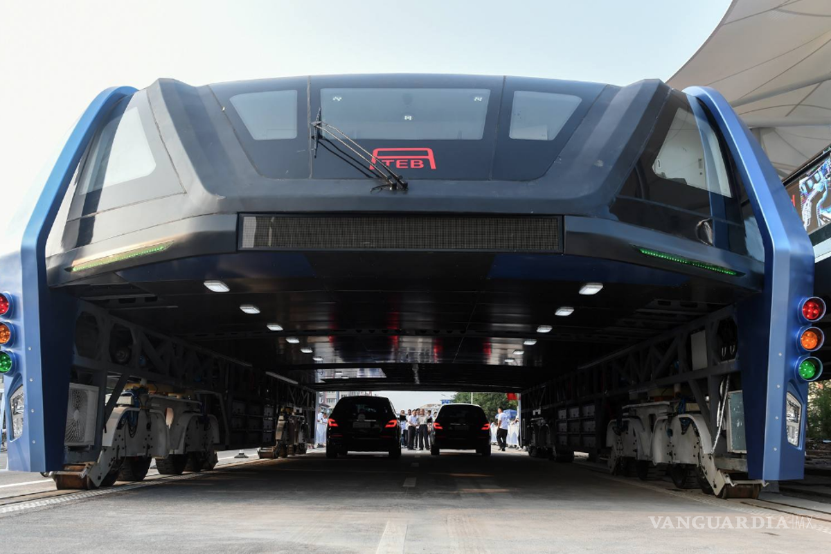 China ya prueba su primer autobús de Tránsito Elevado