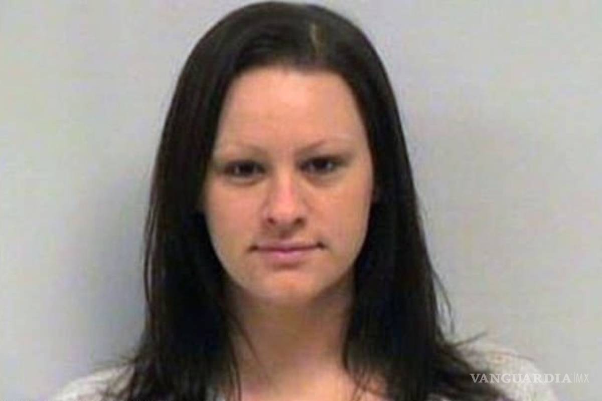 Profesora tiene sexo con alumno y es arrestada; ella de 27 años, él de 15