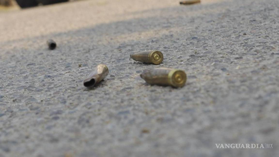 Matan a hombre y hieren a su acompañante mientras conducían en Torreón; vehículo recibió 16 impactos de bala