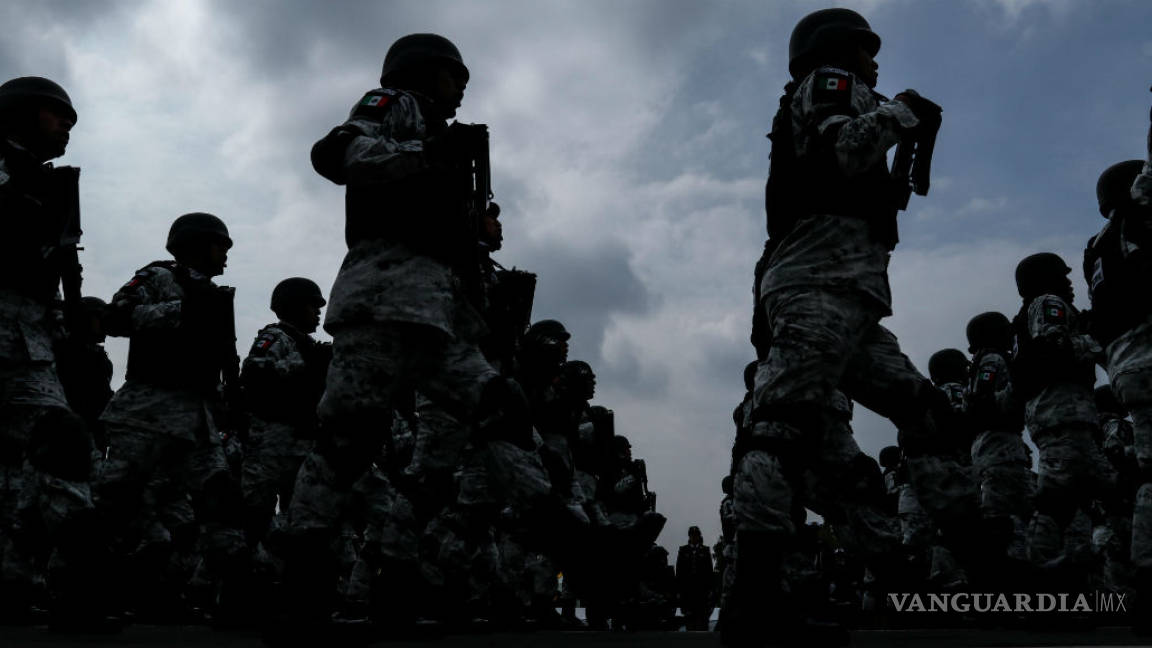 Soldados se burlan del himno 'Un violador en tu camino' (video)