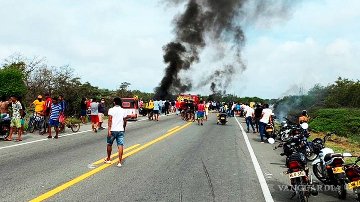 Siete personas mueren tras explosión de pipa en Colombia; saqueaban gasolina