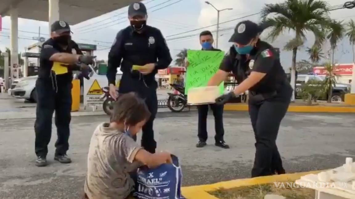 Policías de Quintana Roo dan pasteles a menores en la calle por Día del Niño