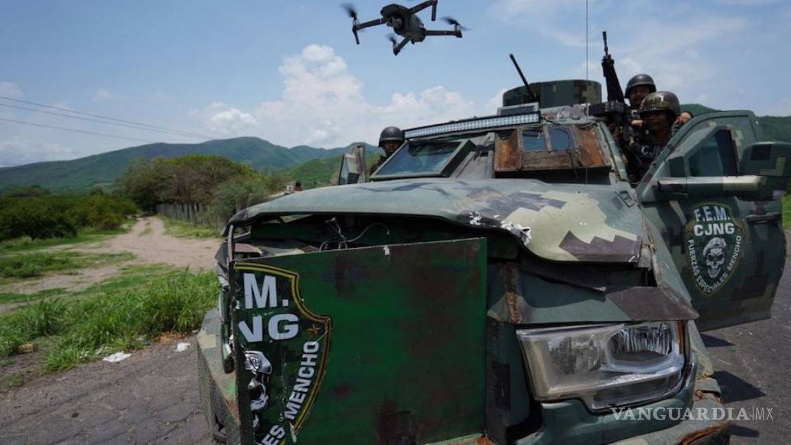 Cártel Jalisco Nueva Generación presume ametralladoras, drones y monstruos blindados en Aguililla, cuna de 'El Mencho' (fotos)