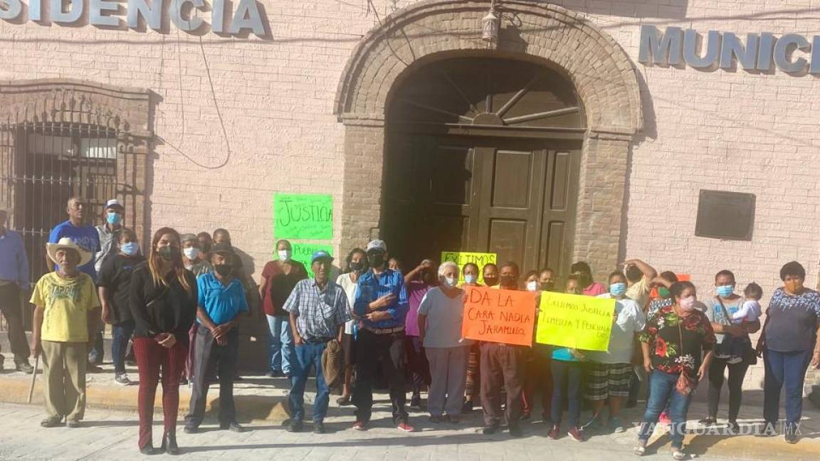 Toman Alcaldía de Viesca trabajadores por despido; exigen su pago