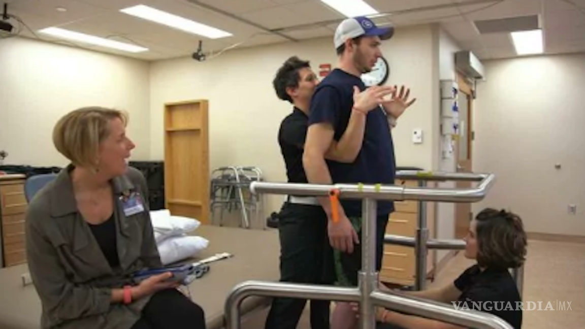 Investigadores desarrollan un dispositivo que permite a paciente con parálisis volver a caminar