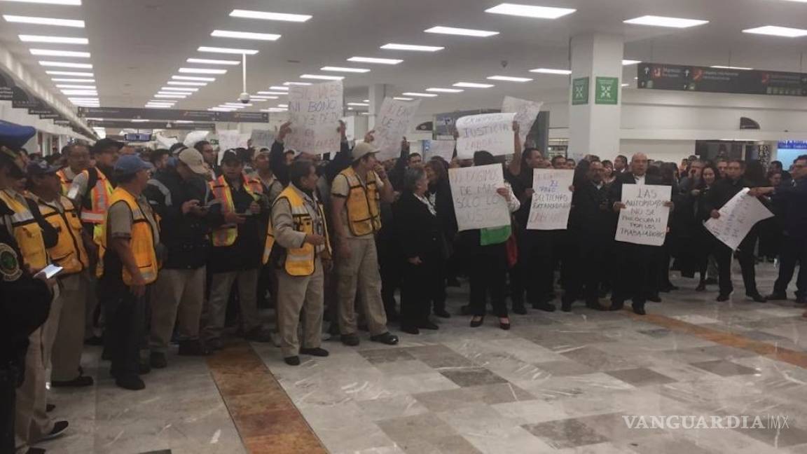 Trabajadores del AICM se manifiestan en la Terminal 1; exigen pago de bono sexenal