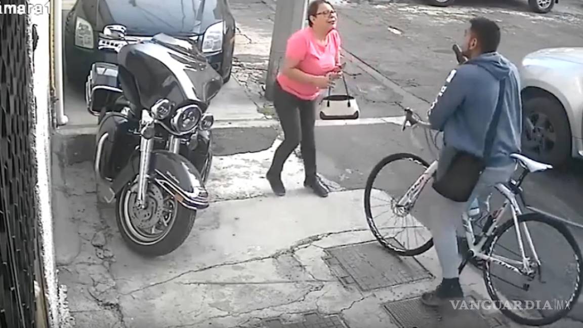 En bicicleta, sujeto armado asalta a mujer en la CDMX (video)