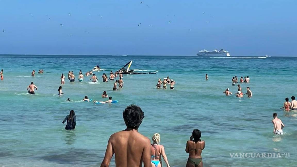 Se estrella helicóptero en costa de playa en Miami; 2 pasajeros están hospitalizados