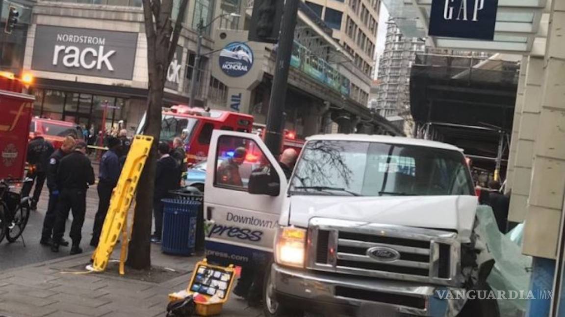 Camioneta embiste a peatones y se estrella contra un edificio en Seattle; hay 4 heridos