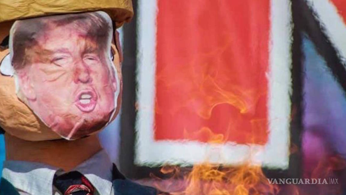 Migrantes queman piñata de Donald Trump en Tijuana para denunciar abusos