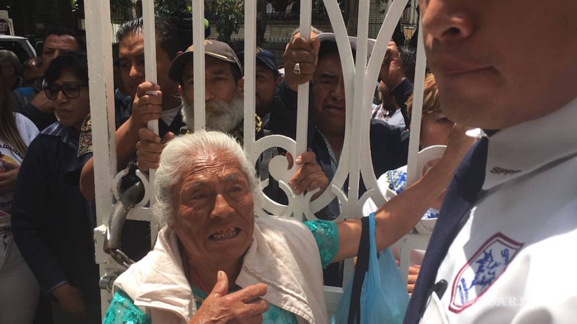 Anciana camina kilómetros para pedir ayuda a AMLO; fue echada por guardias de seguridad