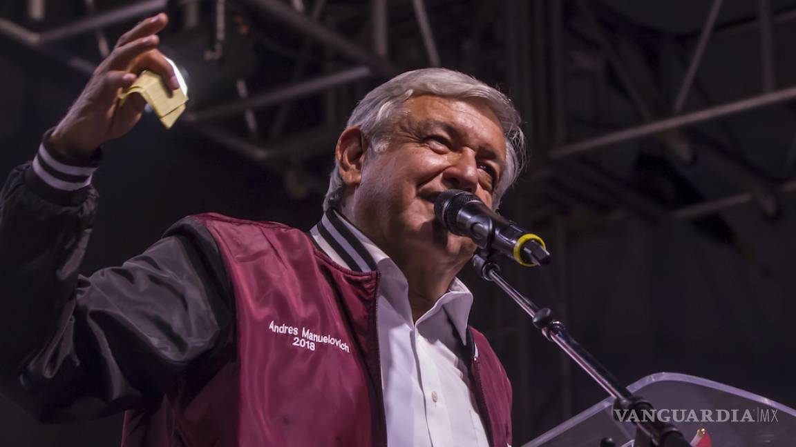 AMLO presume chamarra con su nombre 'ruso' bordado: Andrés Manuelovich