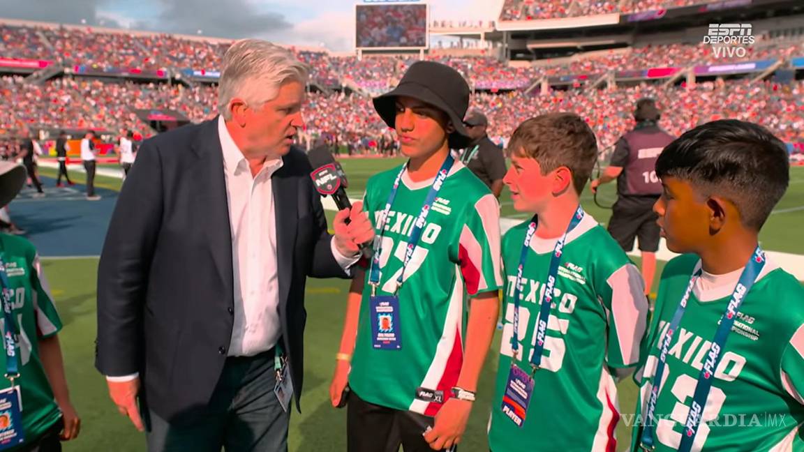 John Sutcliffe, de ESPN, entrevista a jóvenes de Saltillo que disputaron torneo de flag football de la NFL